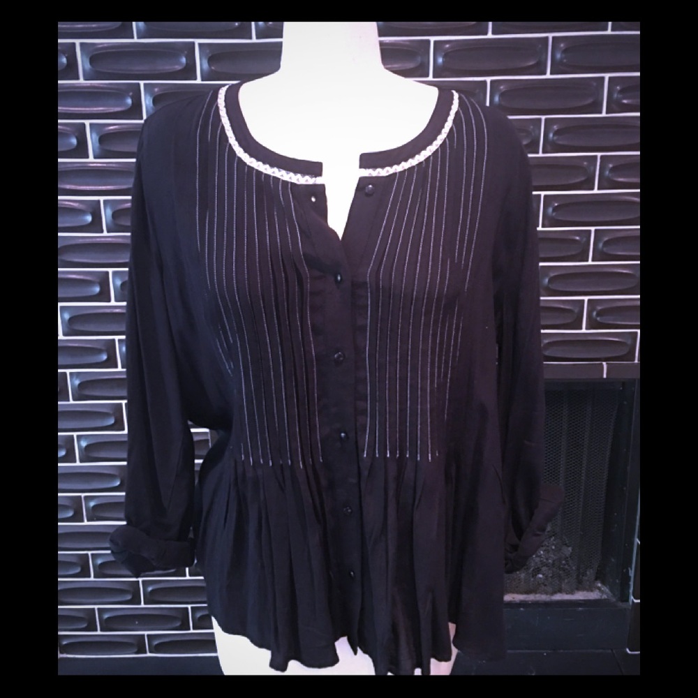 Velvet by Graham Spencer Blouse with white trim size L
